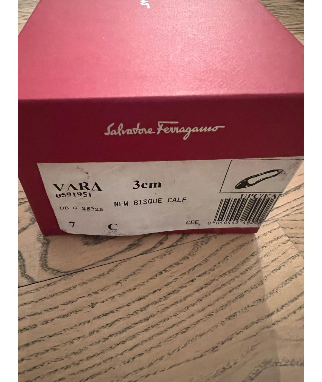 SALVATORE FERRAGAMO Бежевые кожаные лодочки на низком каблуке, фото 4