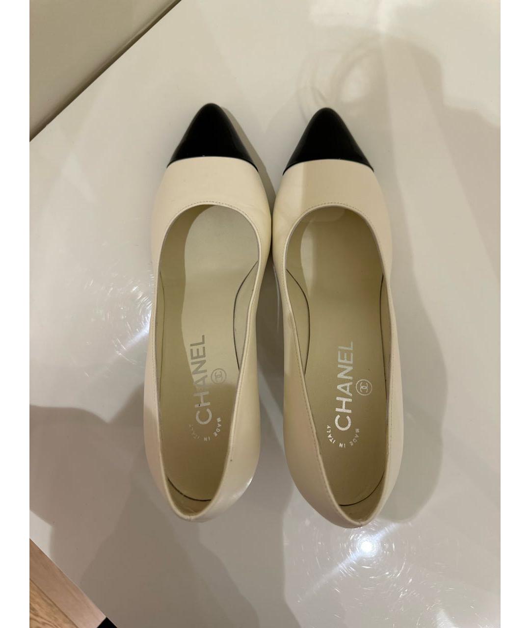 CHANEL PRE-OWNED Белые кожаные туфли, фото 3