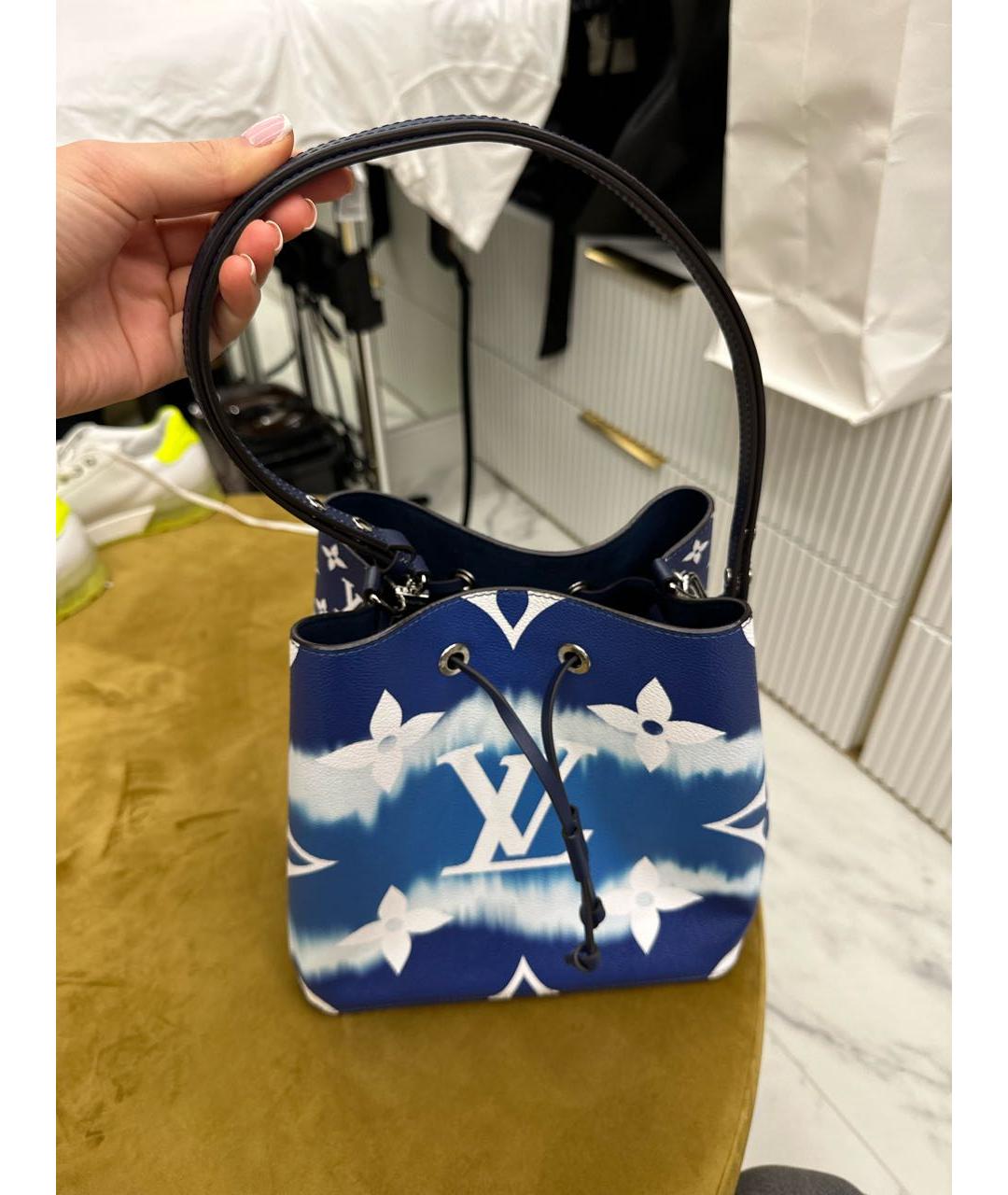 LOUIS VUITTON Синяя сумка тоут из лакированной кожи, фото 5