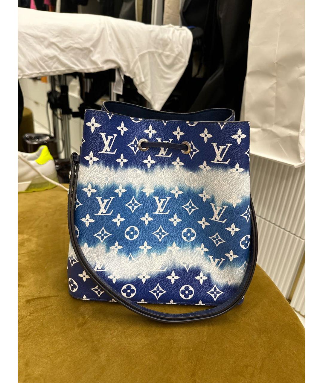 LOUIS VUITTON Синяя сумка тоут из лакированной кожи, фото 3