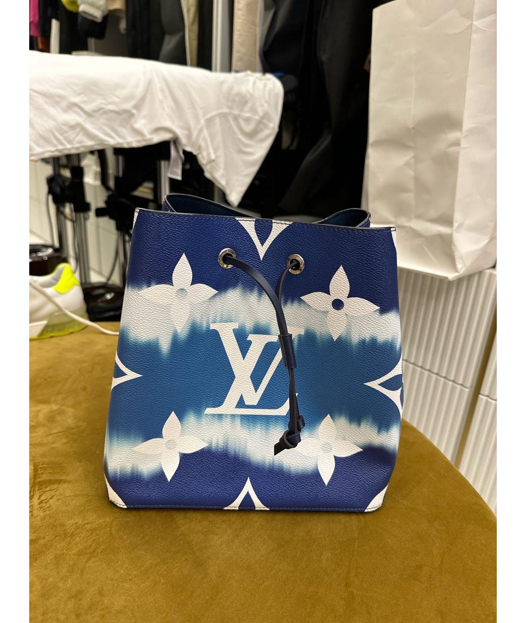 LOUIS VUITTON Синяя сумка тоут из лакированной кожи, фото 6