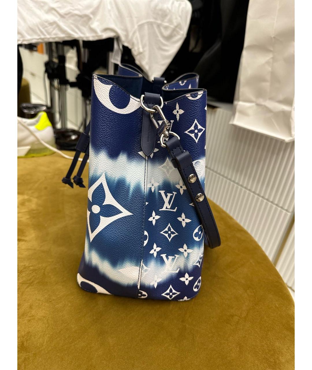 LOUIS VUITTON Синяя сумка тоут из лакированной кожи, фото 2