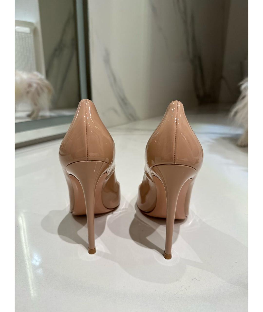 GIANVITO ROSSI Бежевые туфли из лакированной кожи, фото 4
