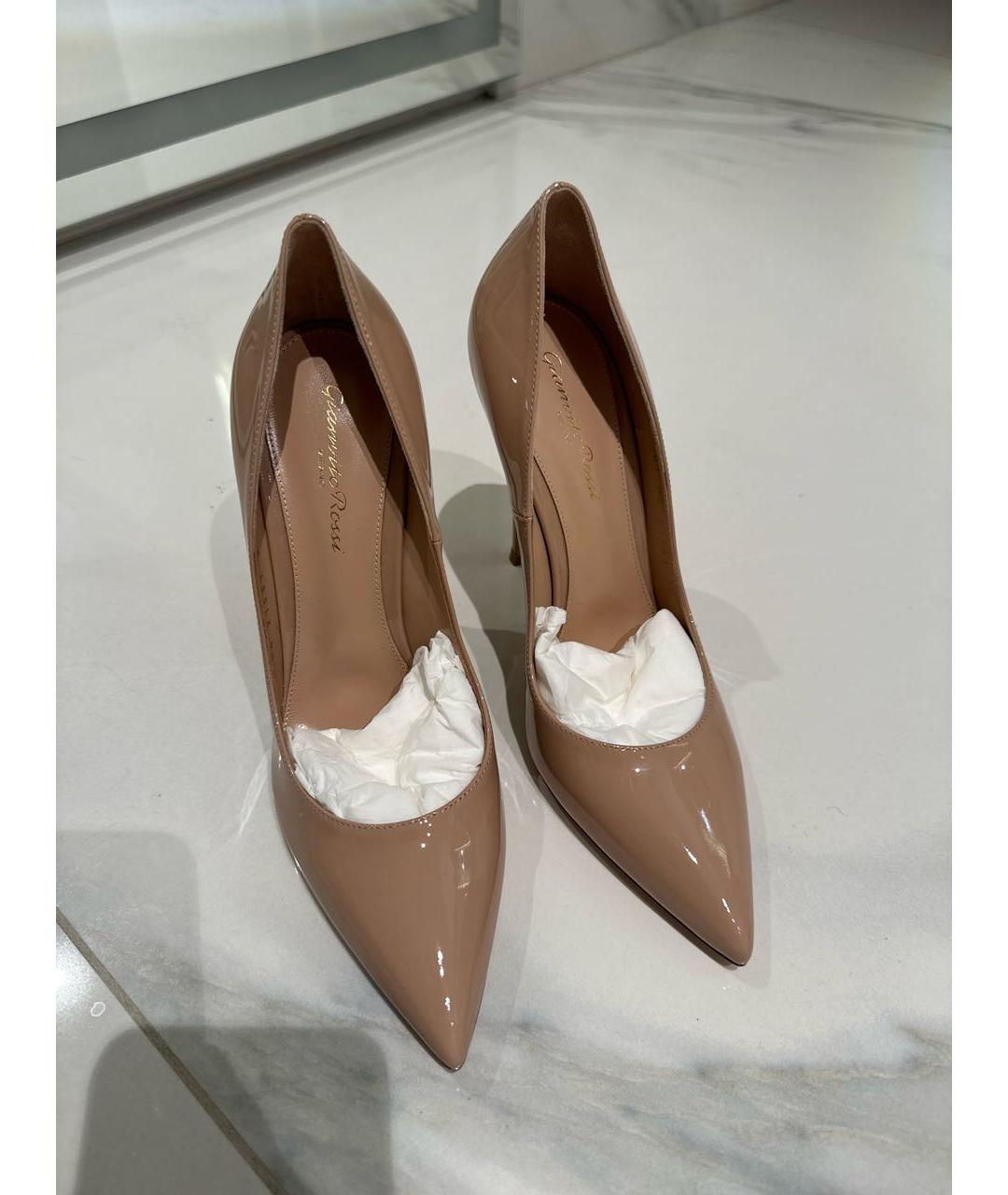 GIANVITO ROSSI Бежевые туфли из лакированной кожи, фото 5