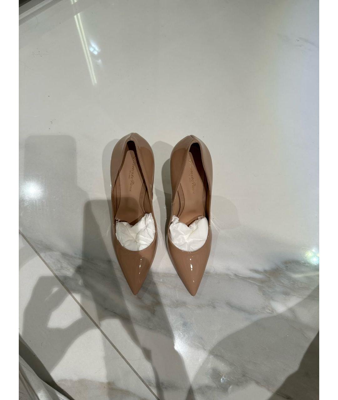 GIANVITO ROSSI Бежевые туфли из лакированной кожи, фото 3