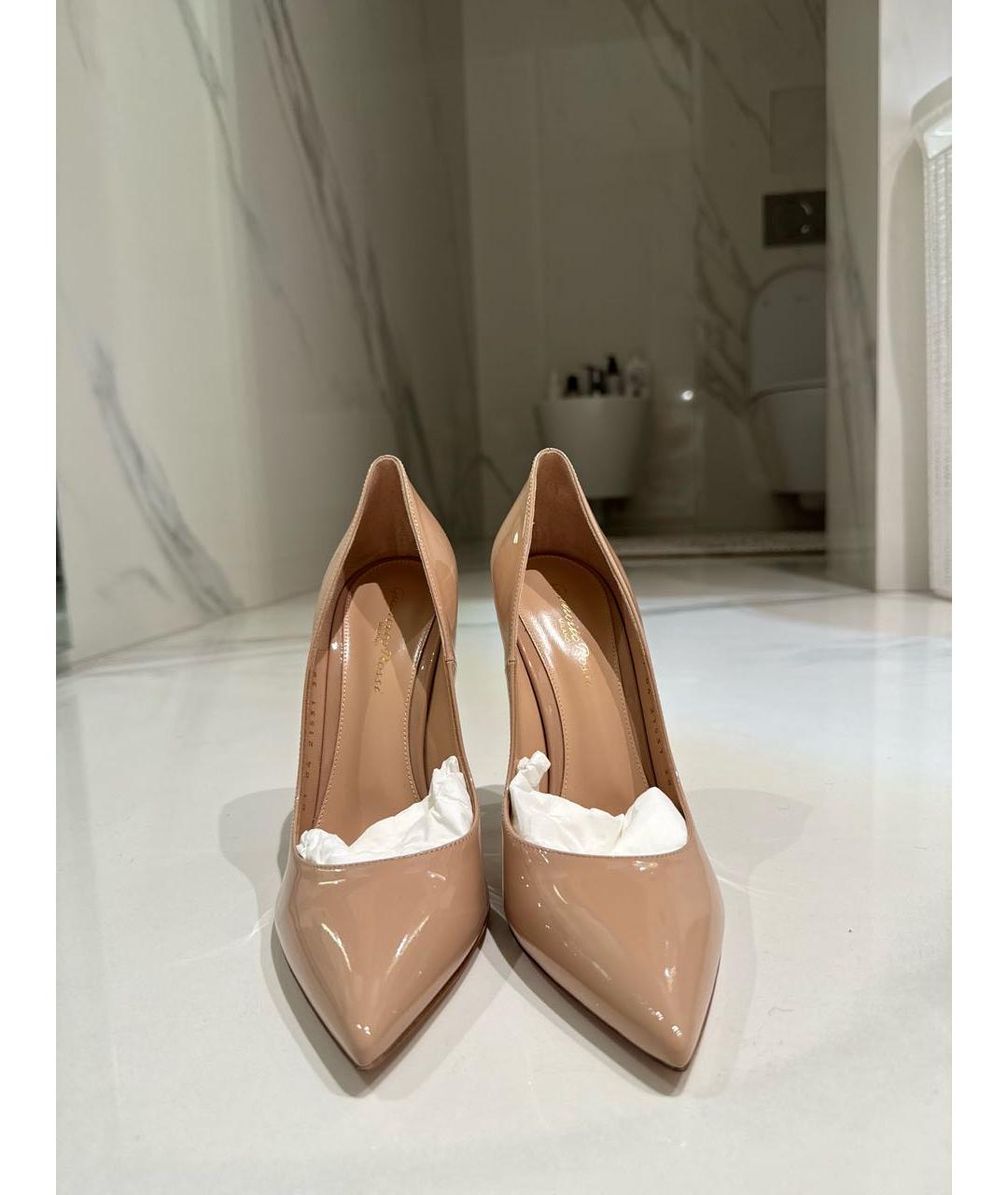 GIANVITO ROSSI Бежевые туфли из лакированной кожи, фото 2