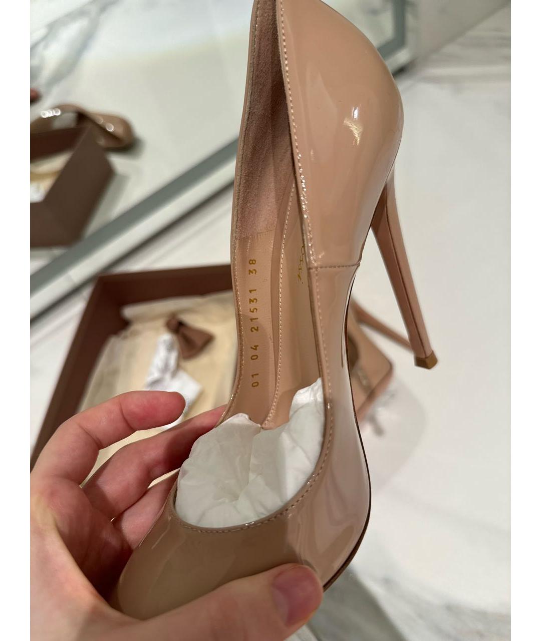 GIANVITO ROSSI Бежевые туфли из лакированной кожи, фото 8