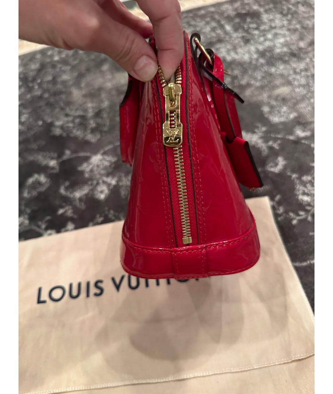 LOUIS VUITTON PRE-OWNED Красная сумка с короткими ручками из лакированной кожи, фото 2