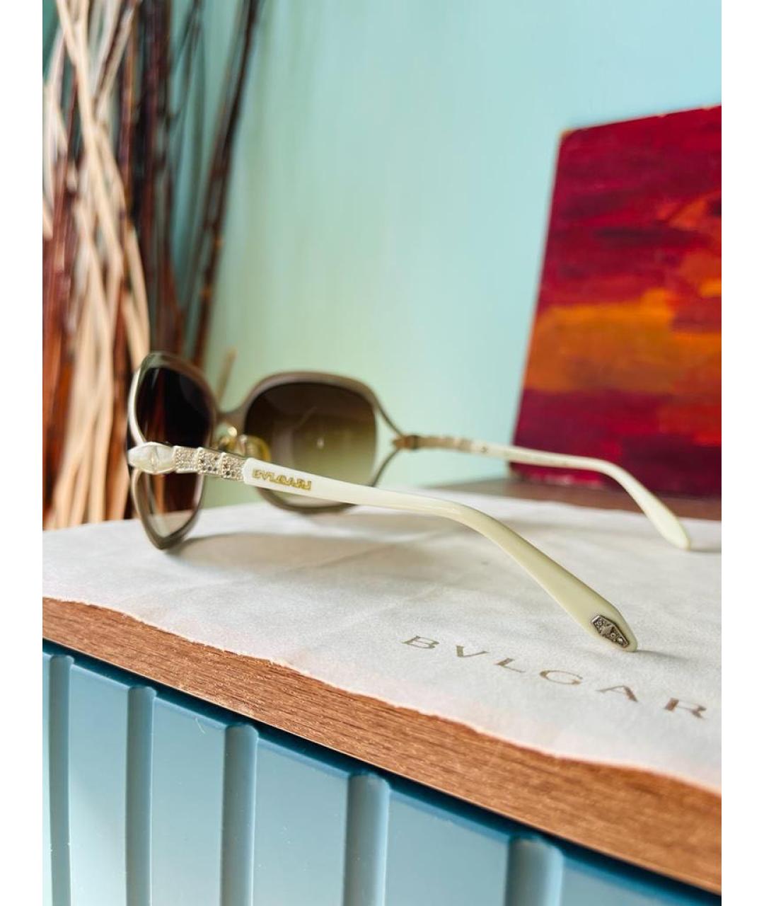 BVLGARI Бежевые пластиковые солнцезащитные очки, фото 3