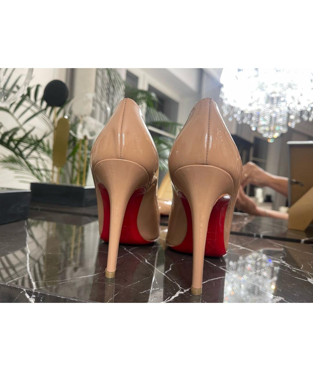 CHRISTIAN LOUBOUTIN Бежевые туфли из лакированной кожи, фото 4