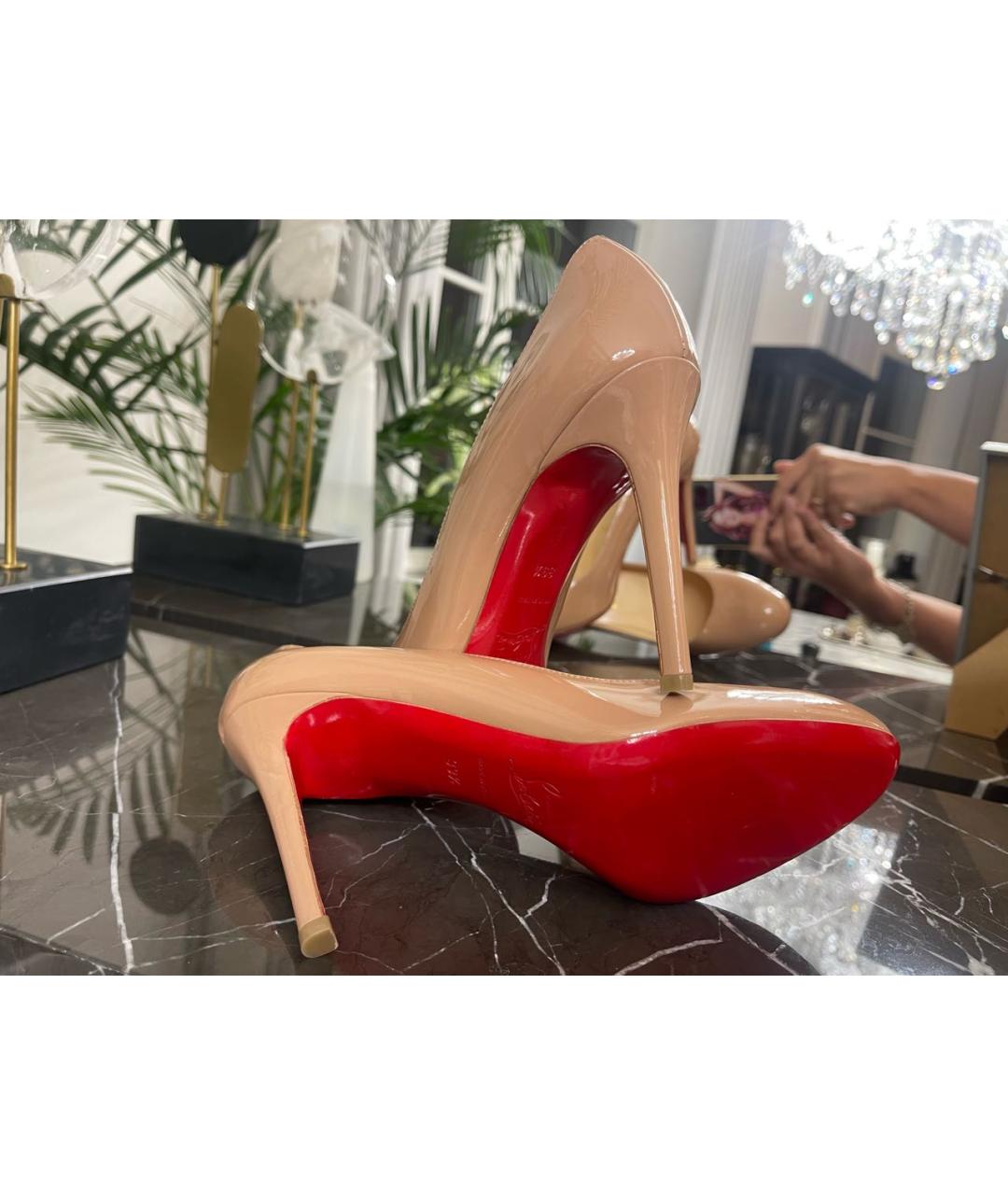 CHRISTIAN LOUBOUTIN Бежевые туфли из лакированной кожи, фото 5