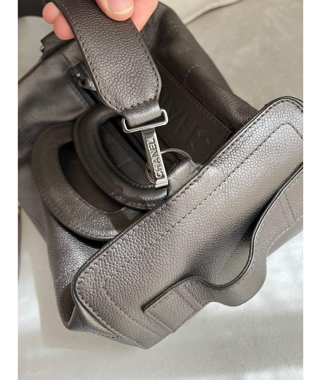 CHANEL Антрацитовая кожаная сумка с короткими ручками, фото 5