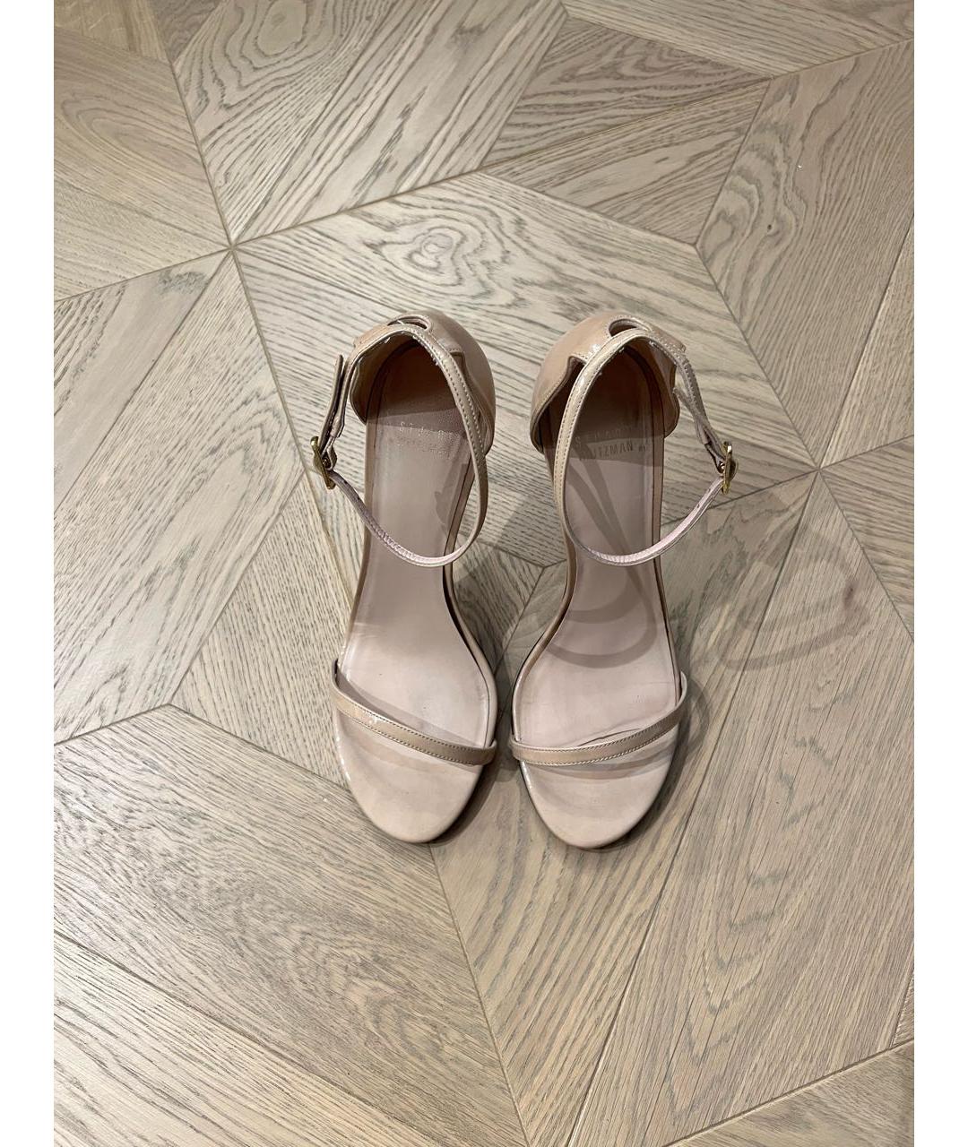 STUART WEITZMAN Бежевые босоножки из лакированной кожи, фото 2