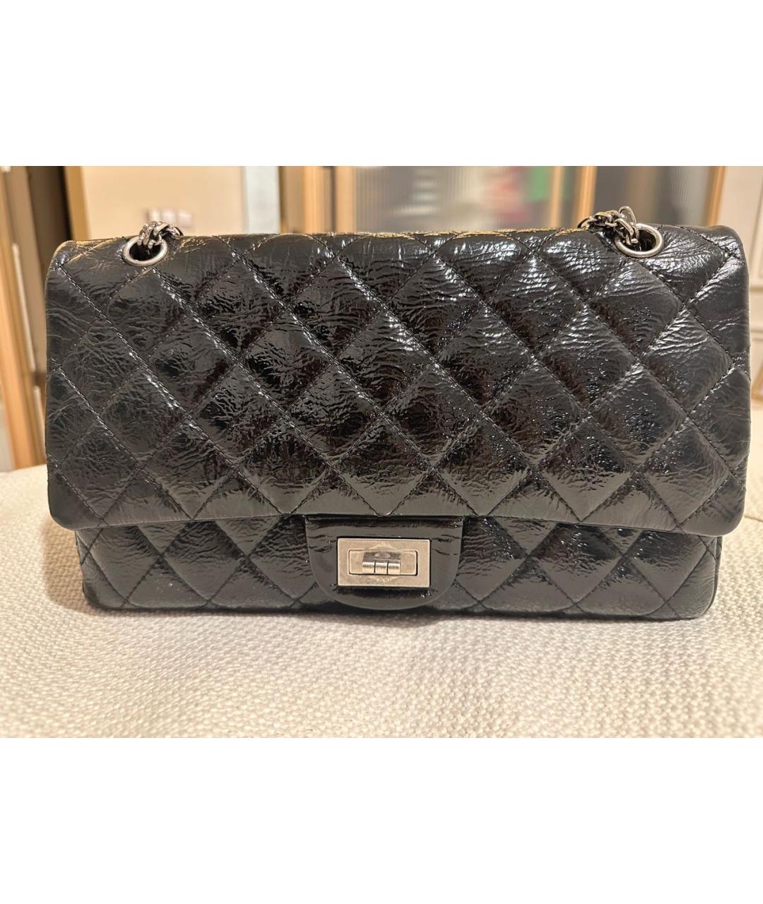 CHANEL Черная сумка через плечо из лакированной кожи, фото 3