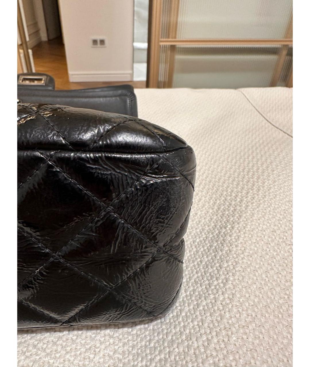 CHANEL Черная сумка через плечо из лакированной кожи, фото 5