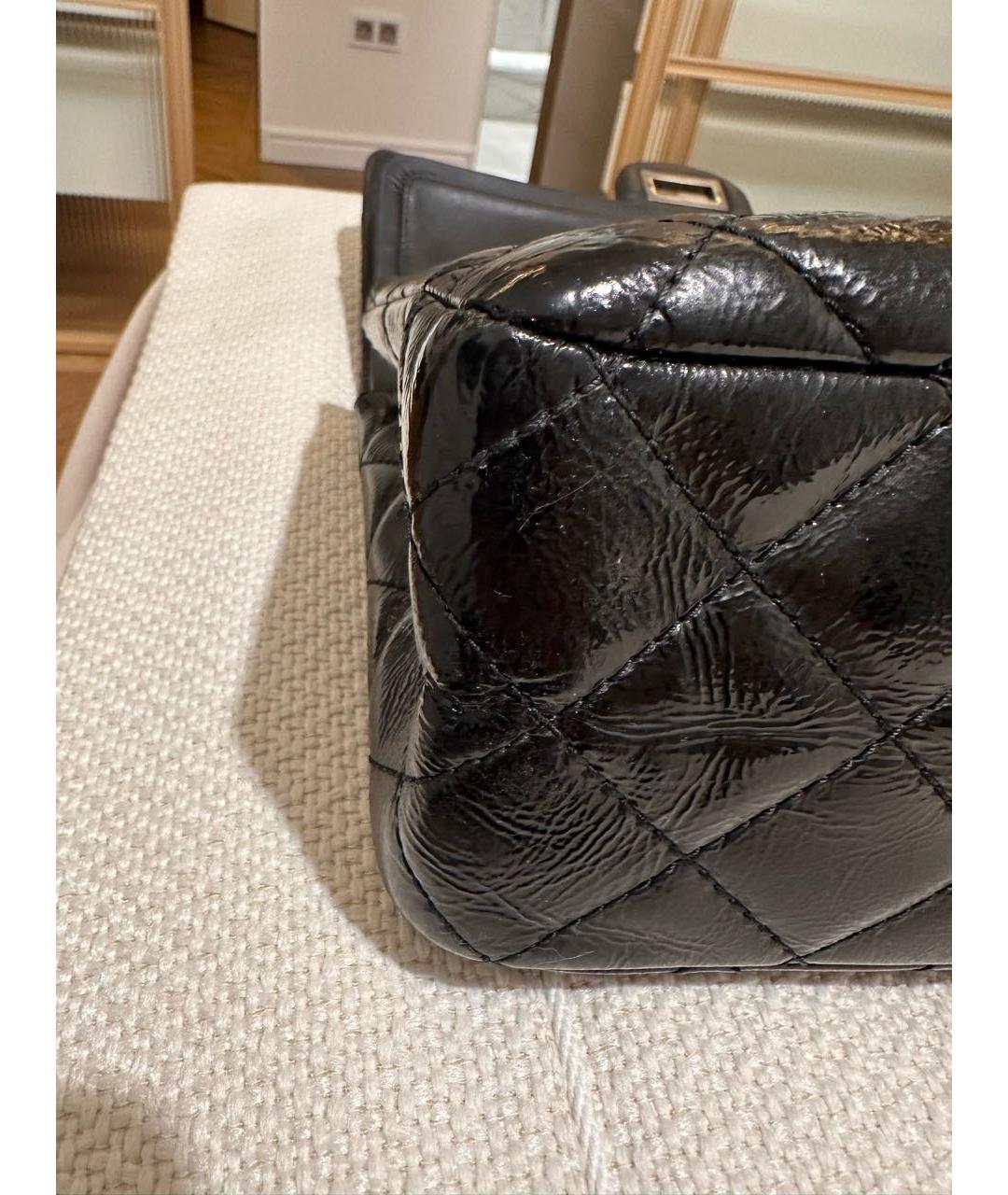 CHANEL Черная сумка через плечо из лакированной кожи, фото 6