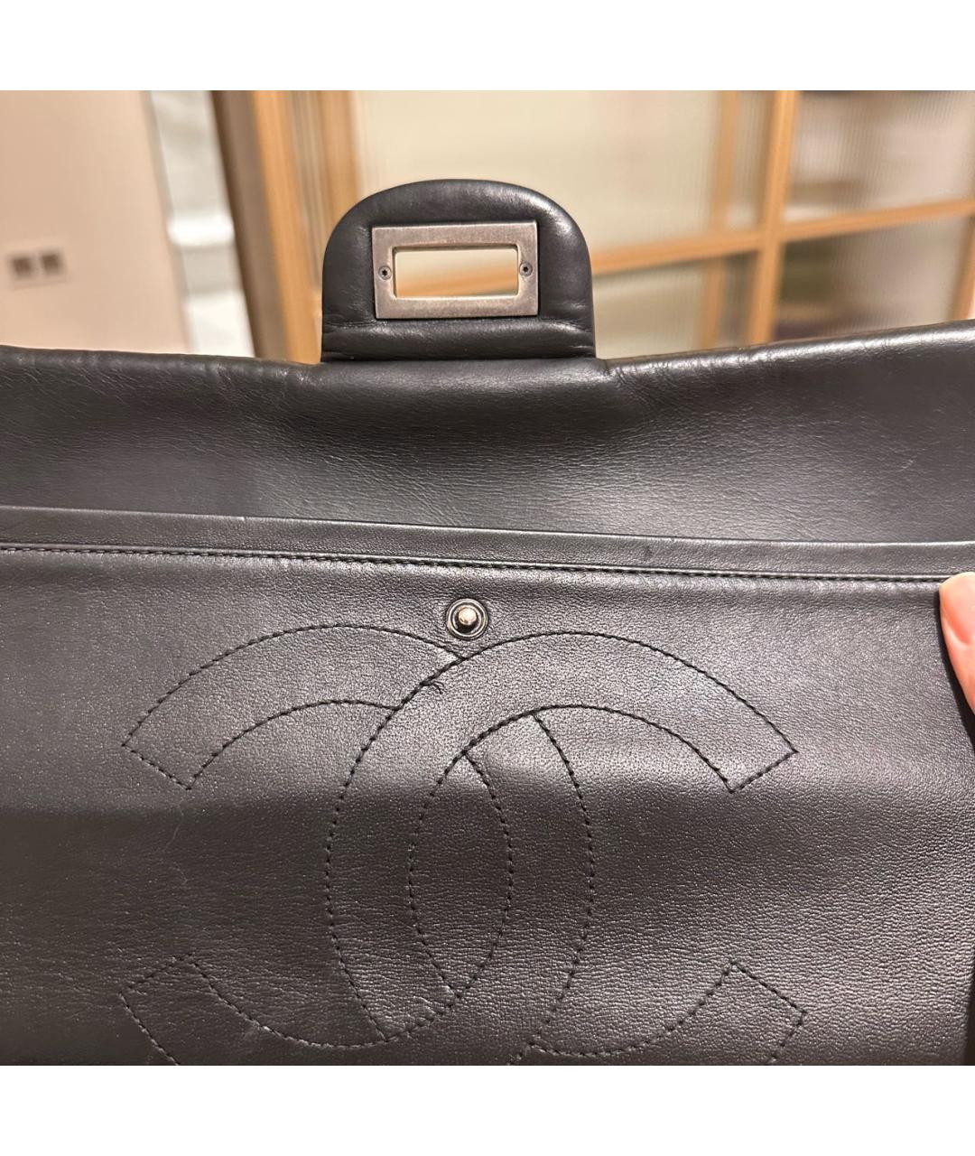 CHANEL Черная сумка через плечо из лакированной кожи, фото 4