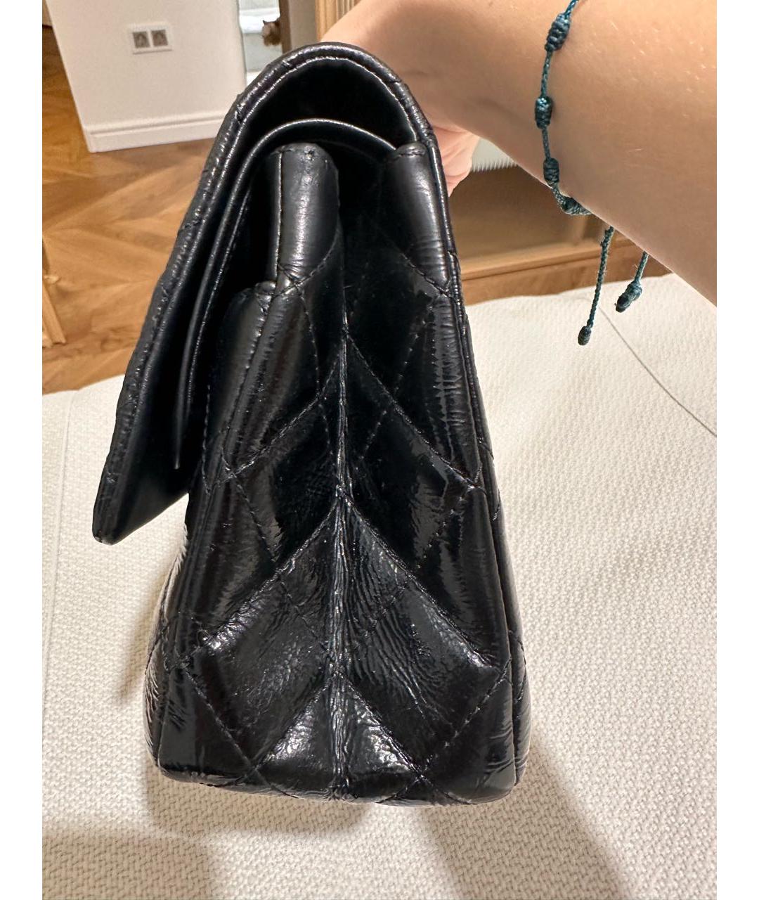 CHANEL Черная сумка через плечо из лакированной кожи, фото 2