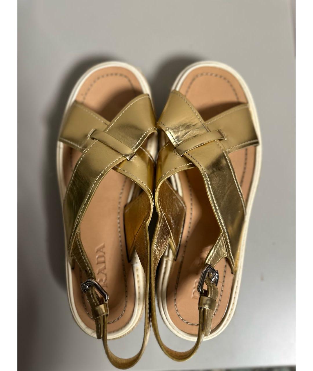 PRADA Золотые сандалии из лакированной кожи, фото 4