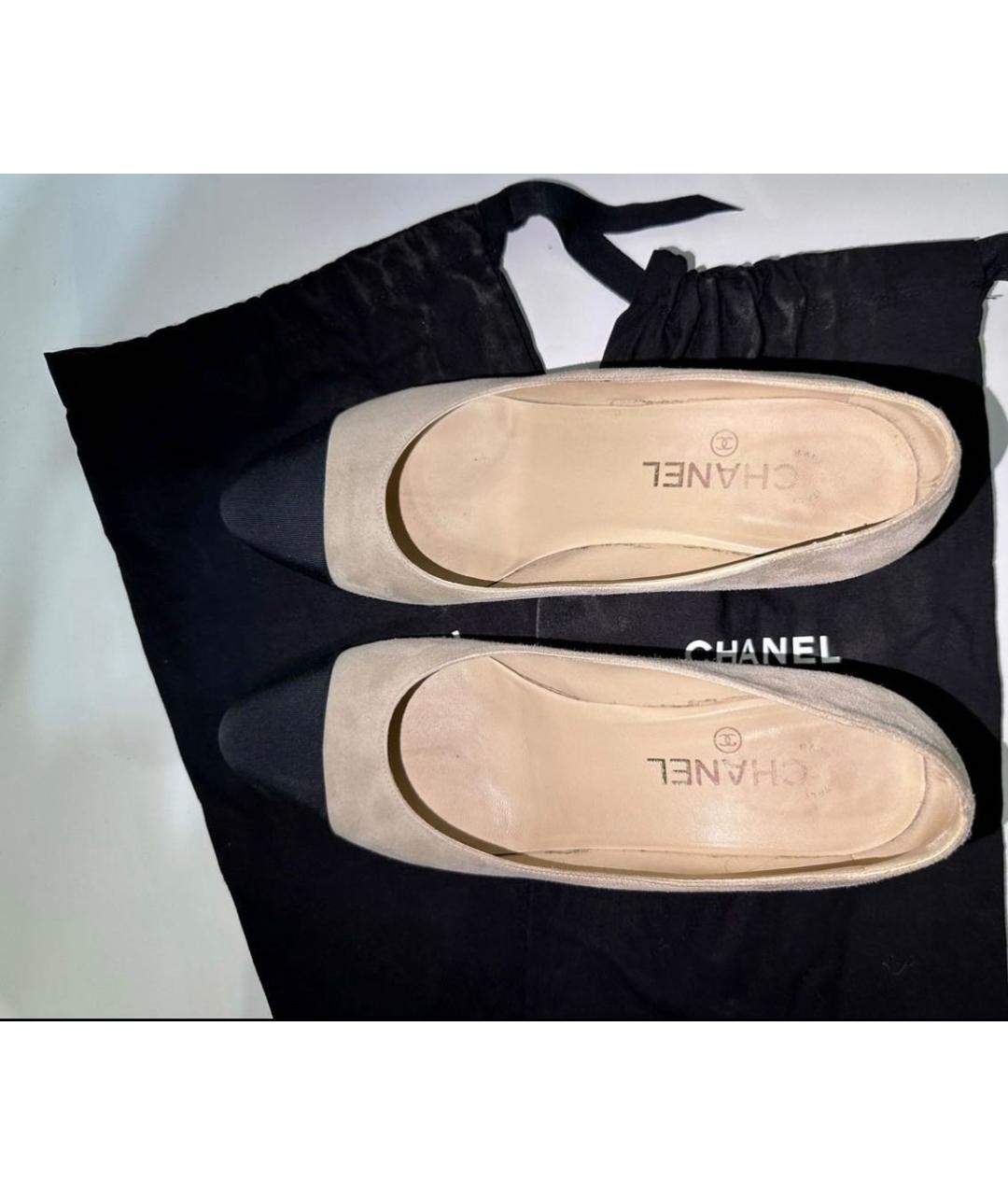 CHANEL PRE-OWNED Бежевые замшевые туфли, фото 7