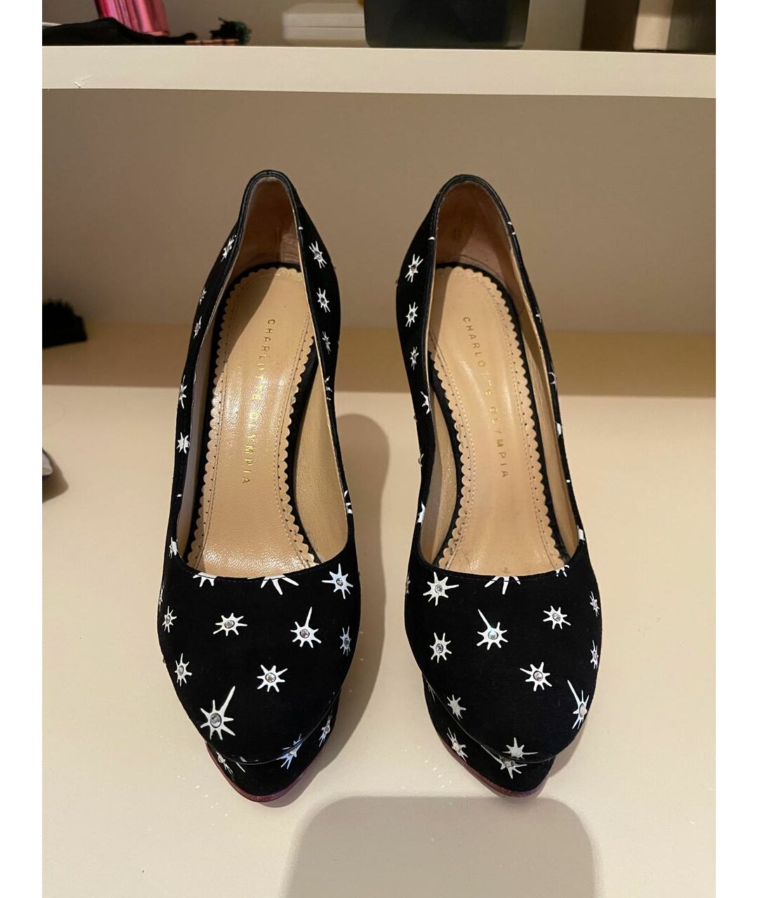 CHARLOTTE OLYMPIA Черные замшевые туфли, фото 2