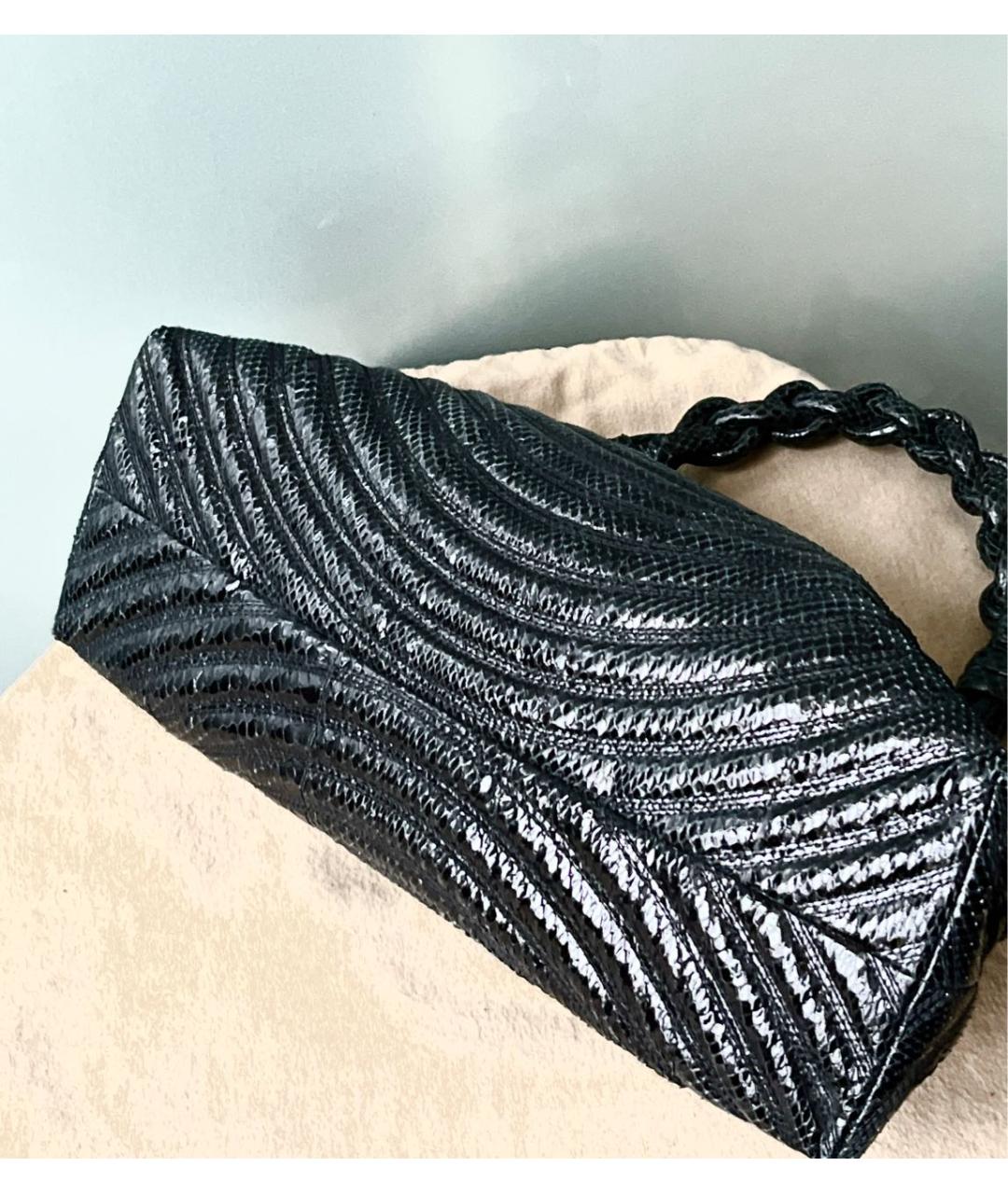 BOTTEGA VENETA Черная сумка с короткими ручками из экзотической кожи, фото 6