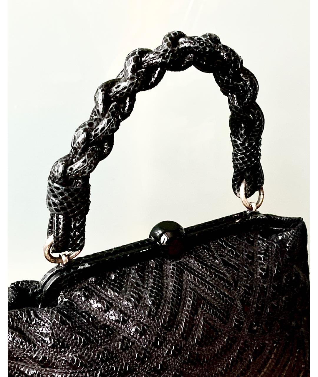 BOTTEGA VENETA Черная сумка с короткими ручками из экзотической кожи, фото 3