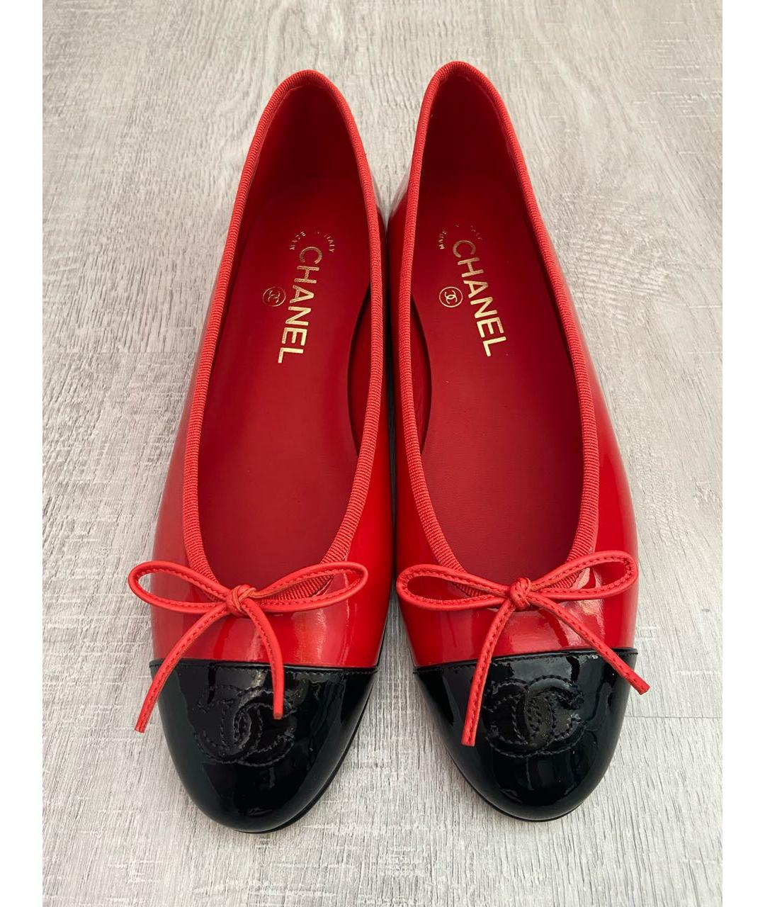 CHANEL Красные балетки из лакированной кожи, фото 2