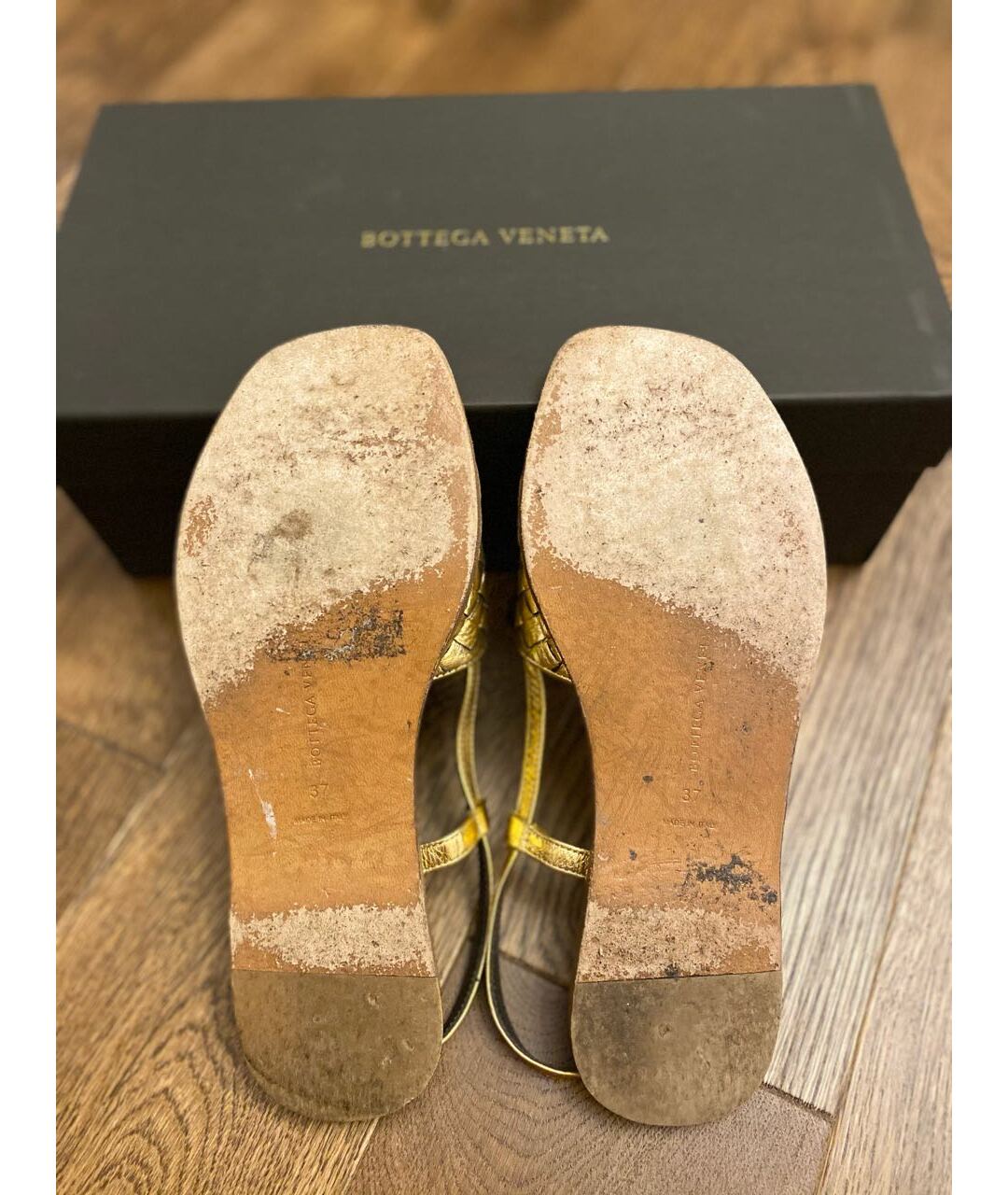 BOTTEGA VENETA Золотые кожаные сандалии, фото 6