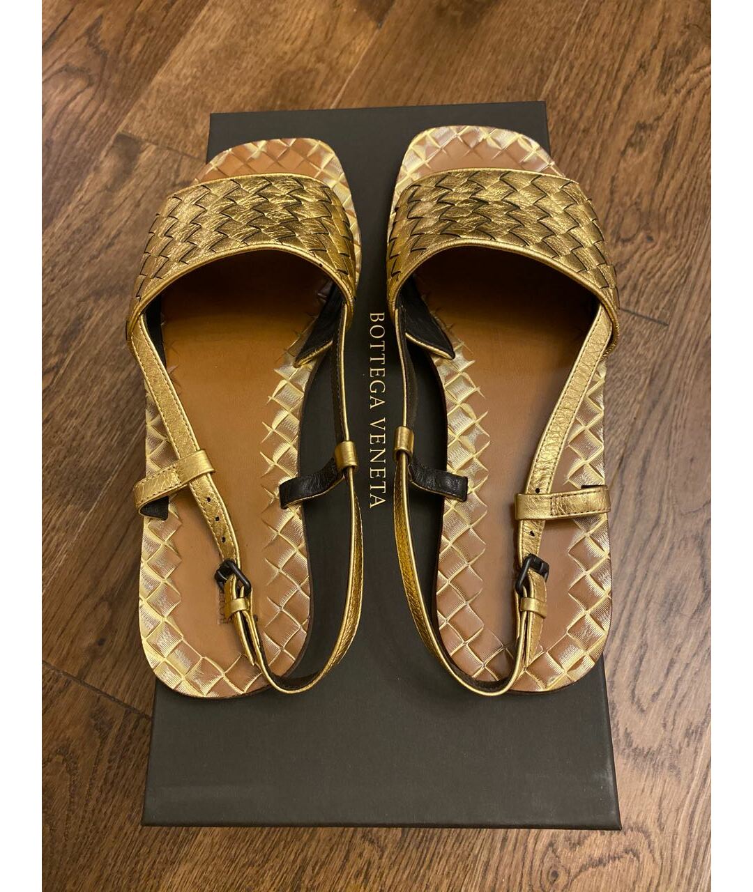 BOTTEGA VENETA Золотые кожаные сандалии, фото 3
