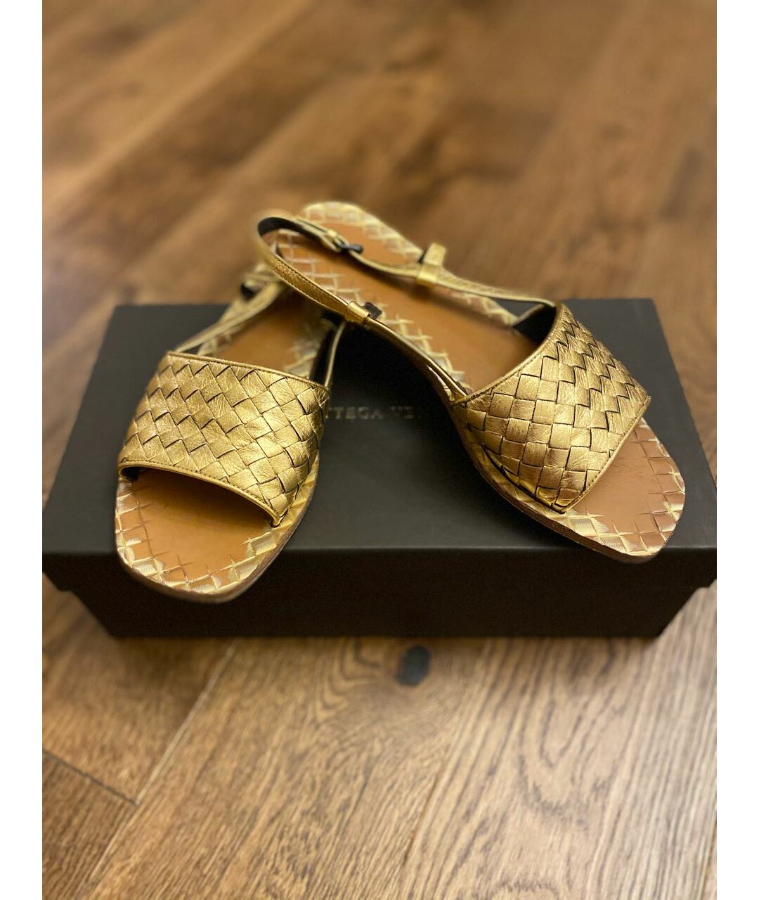 BOTTEGA VENETA Золотые кожаные сандалии, фото 5