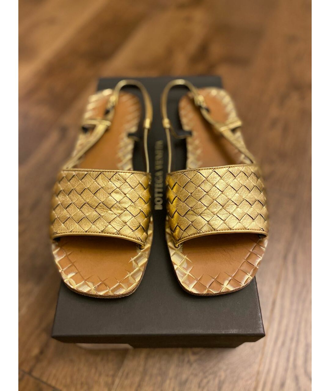 BOTTEGA VENETA Золотые кожаные сандалии, фото 2