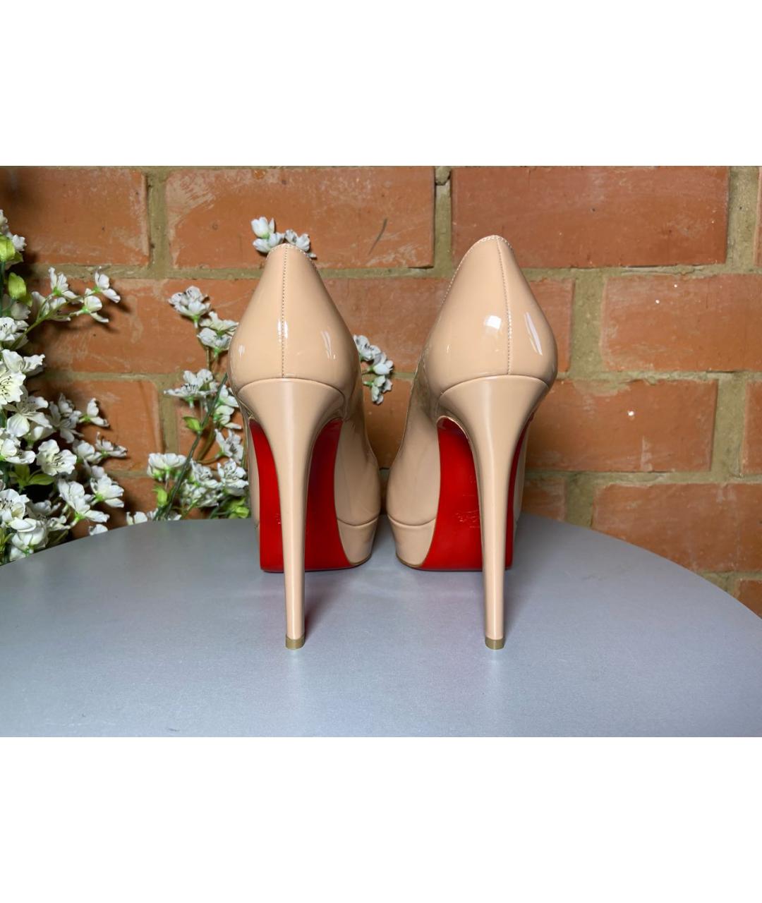 CHRISTIAN LOUBOUTIN Бежевые туфли из лакированной кожи, фото 5