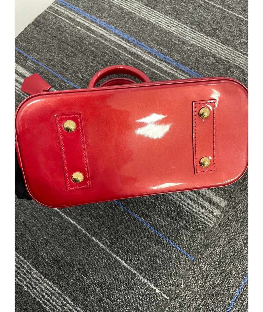 LOUIS VUITTON Красная сумка с короткими ручками из лакированной кожи, фото 4