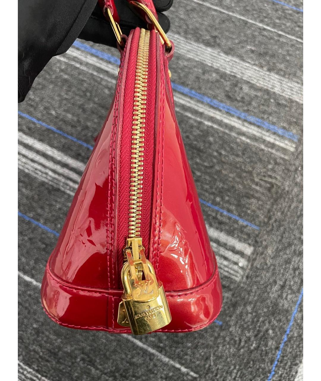 LOUIS VUITTON Красная сумка с короткими ручками из лакированной кожи, фото 3