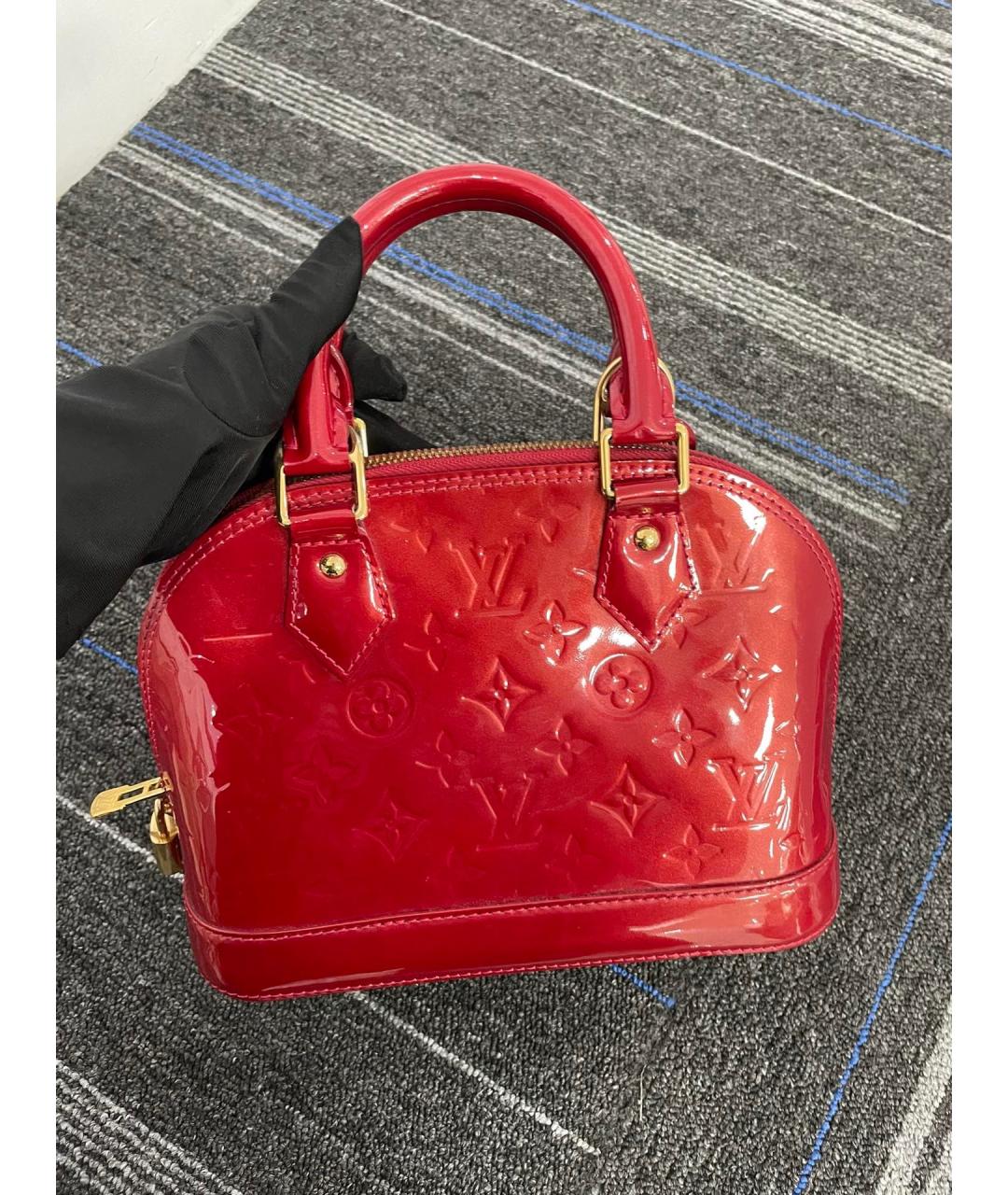 LOUIS VUITTON Красная сумка с короткими ручками из лакированной кожи, фото 2
