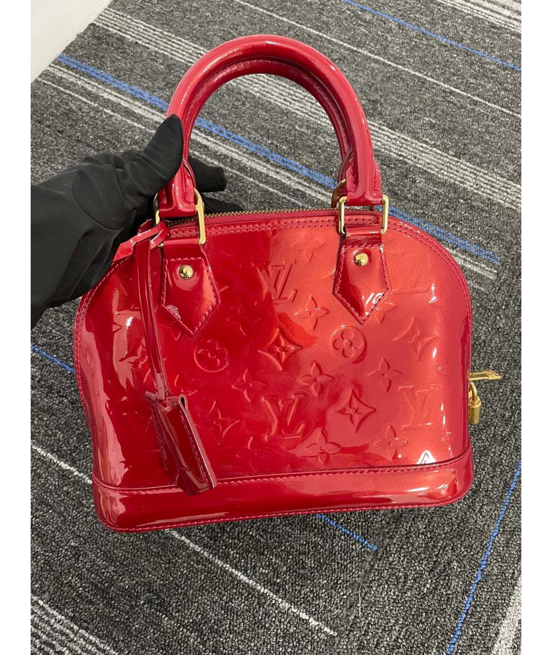LOUIS VUITTON Красная сумка с короткими ручками из лакированной кожи, фото 9