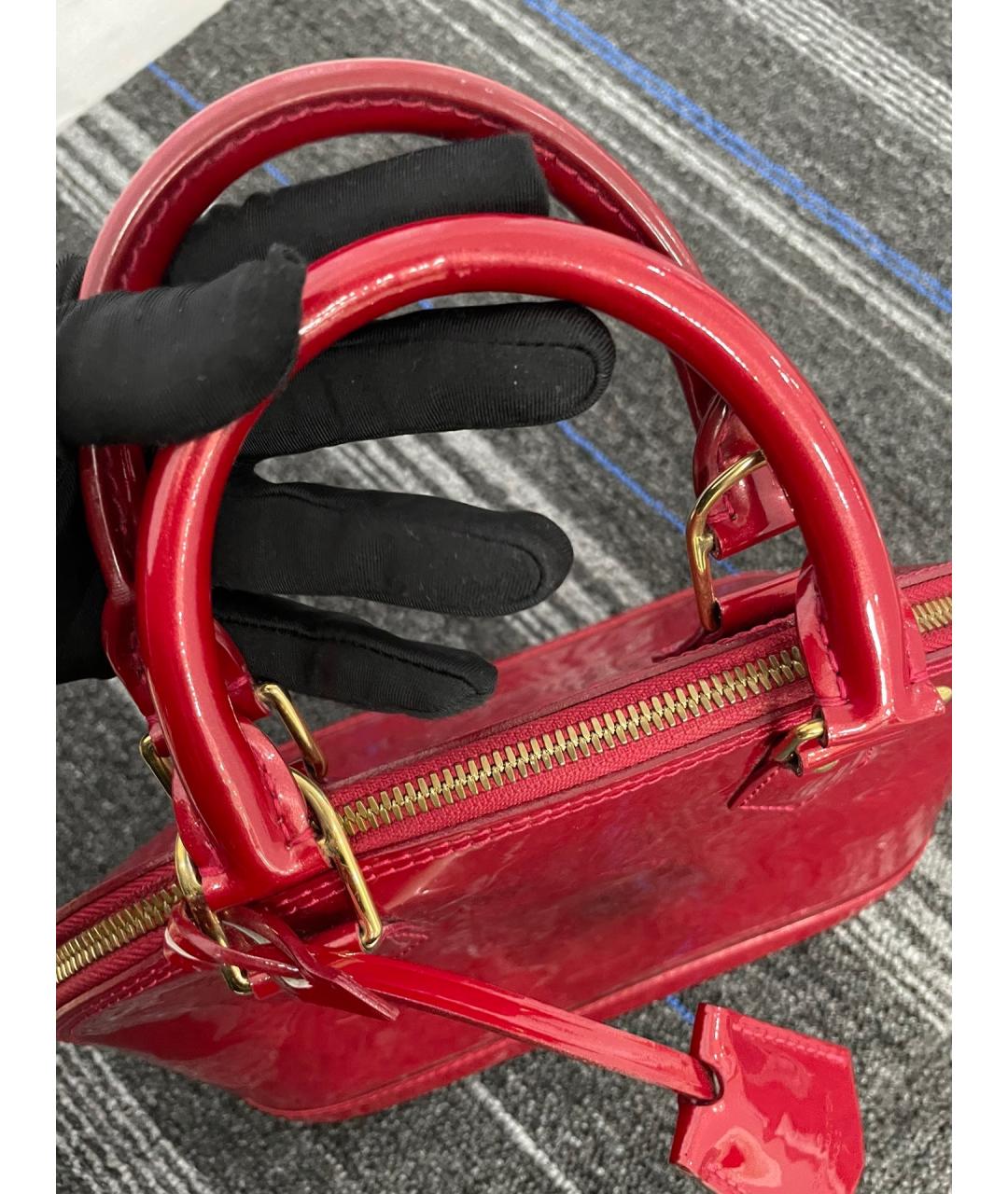 LOUIS VUITTON Красная сумка с короткими ручками из лакированной кожи, фото 7