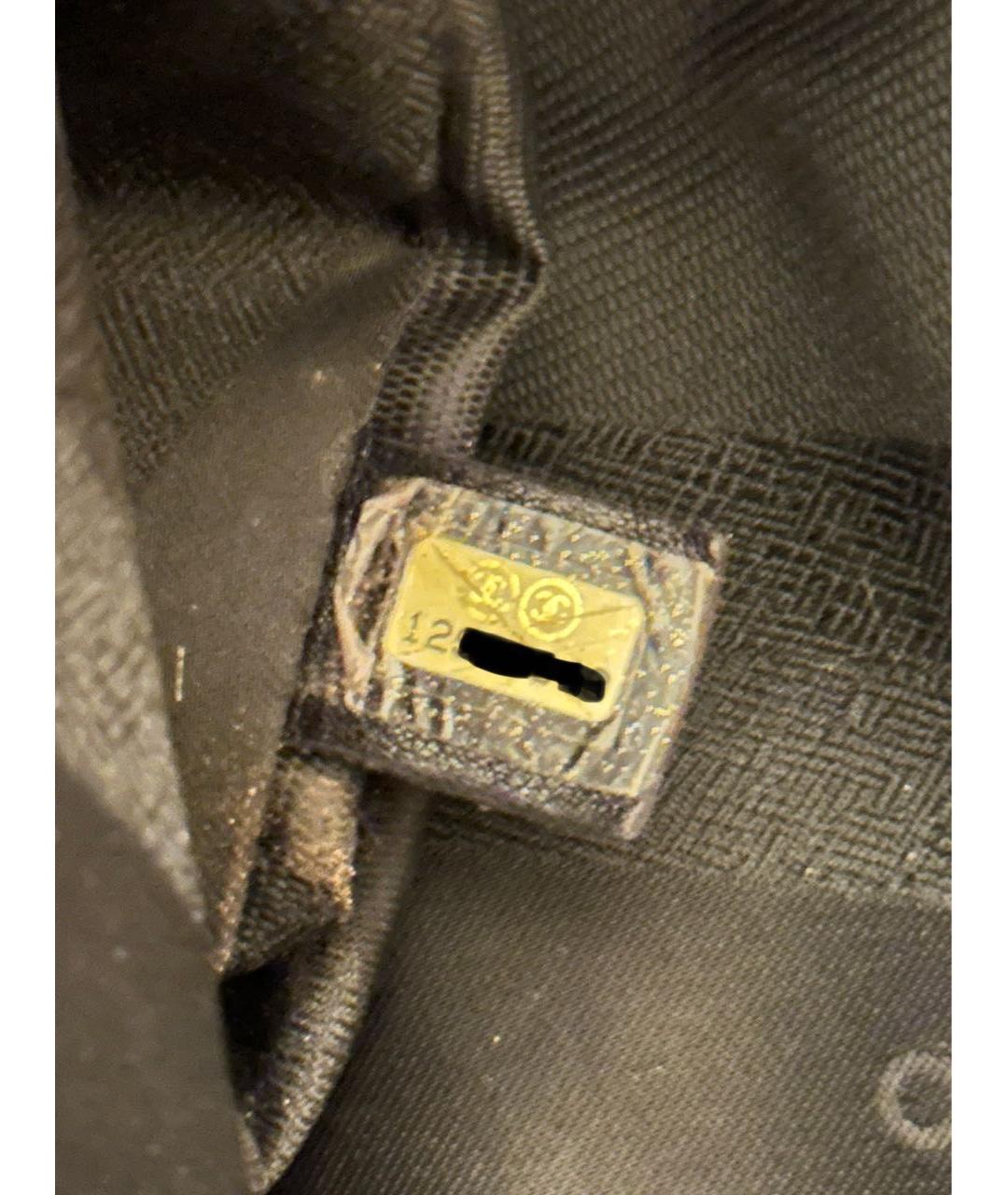 CHANEL PRE-OWNED Черная сумка с короткими ручками из лакированной кожи, фото 2