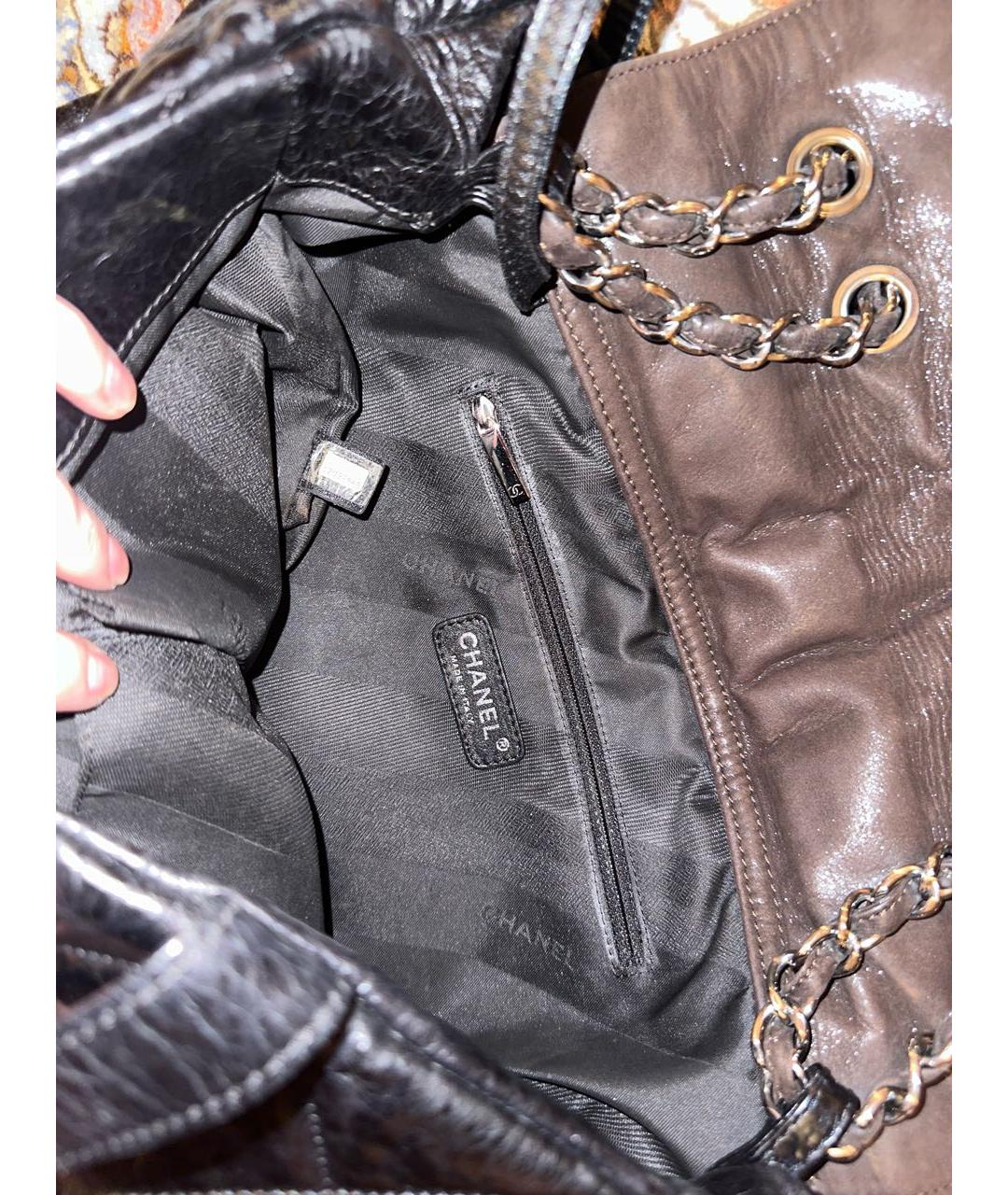 CHANEL PRE-OWNED Черная сумка с короткими ручками из лакированной кожи, фото 3