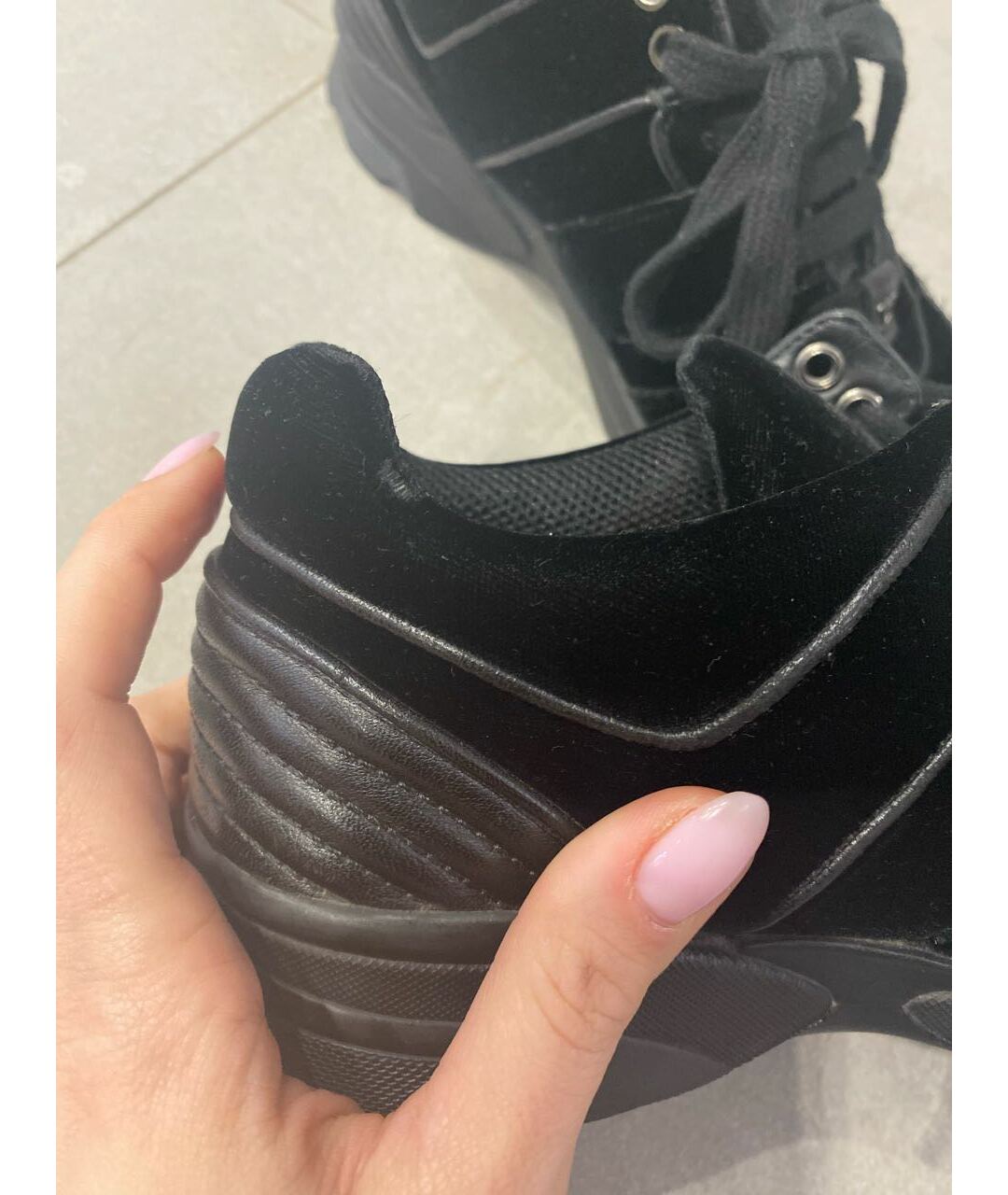 CHANEL PRE-OWNED Черные бархатные кроссовки, фото 6