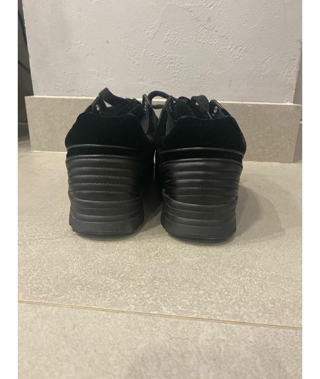 CHANEL PRE-OWNED Черные бархатные кроссовки, фото 4