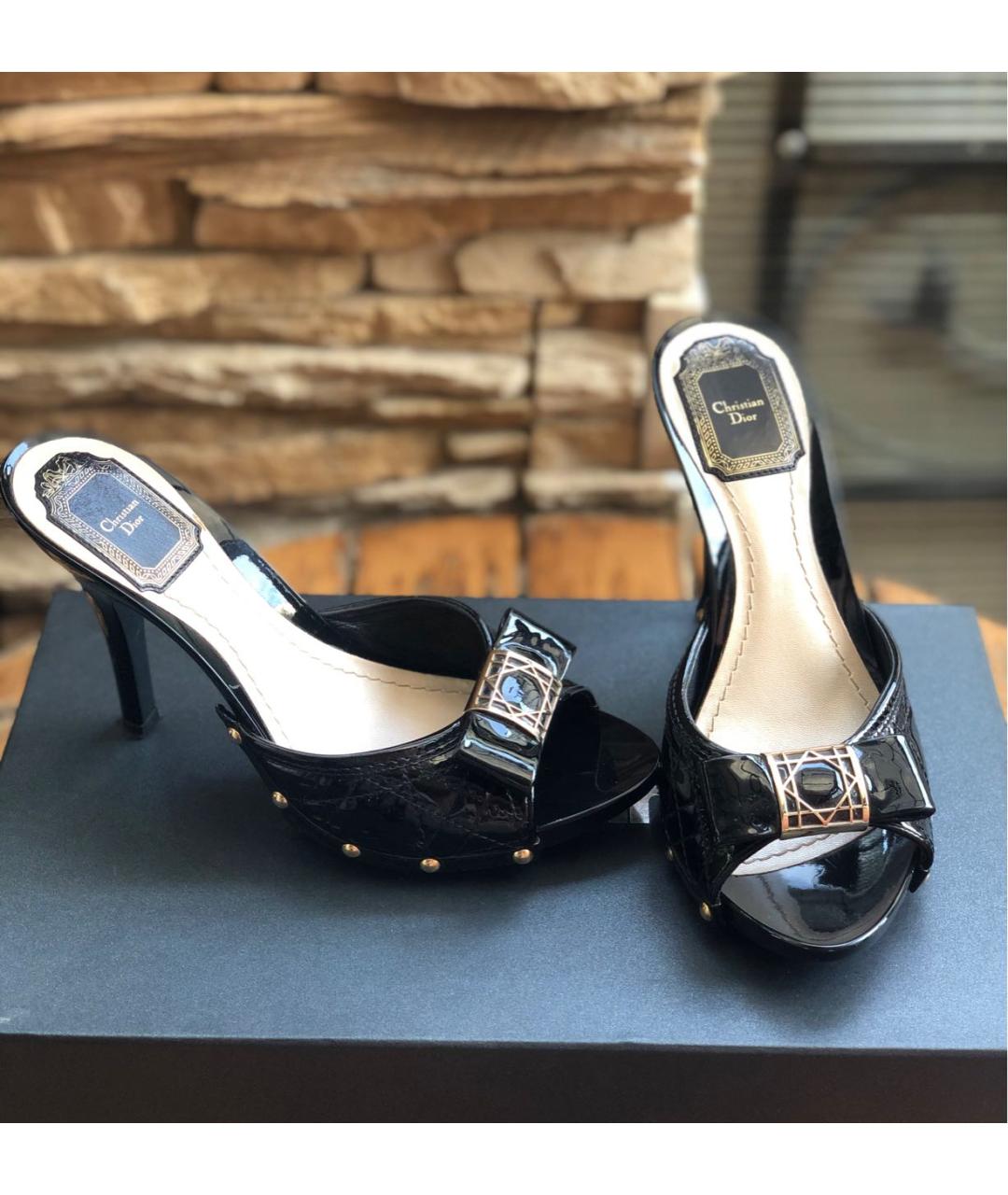 CHRISTIAN DIOR Черные босоножки из лакированной кожи, фото 2