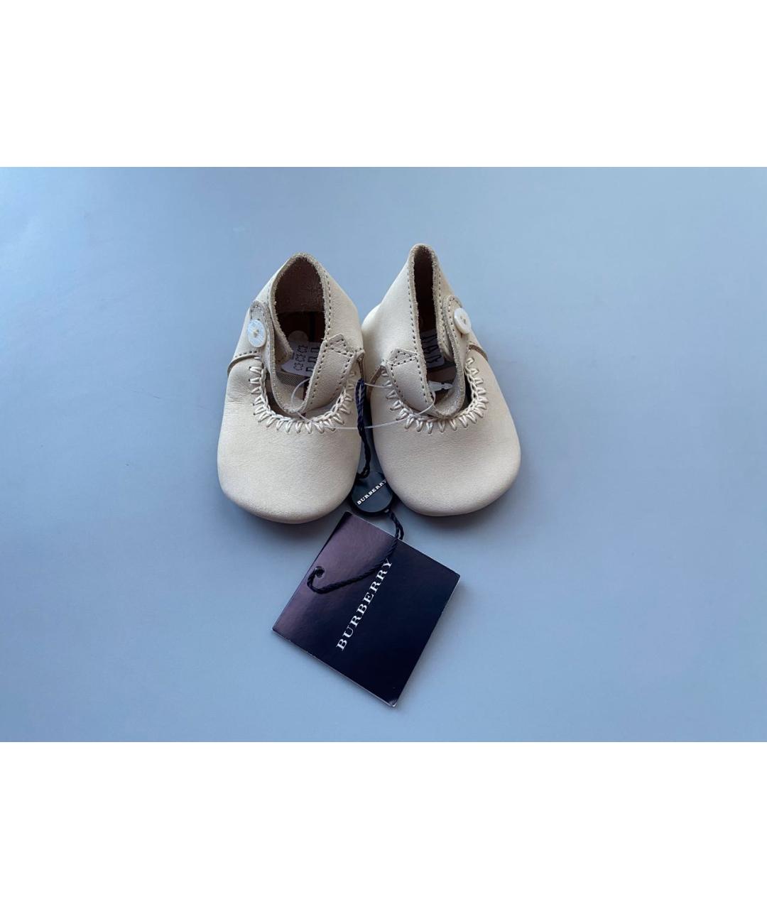 BURBERRY Бежевые кожаные пинетки, фото 5