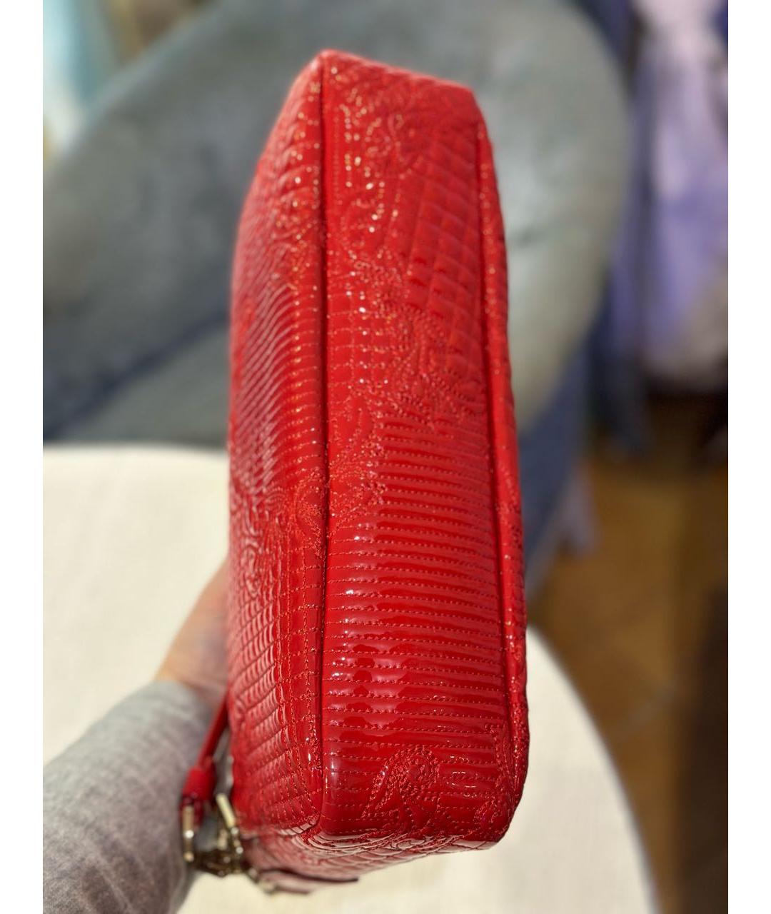 VERSACE Красная сумка с короткими ручками из лакированной кожи, фото 5