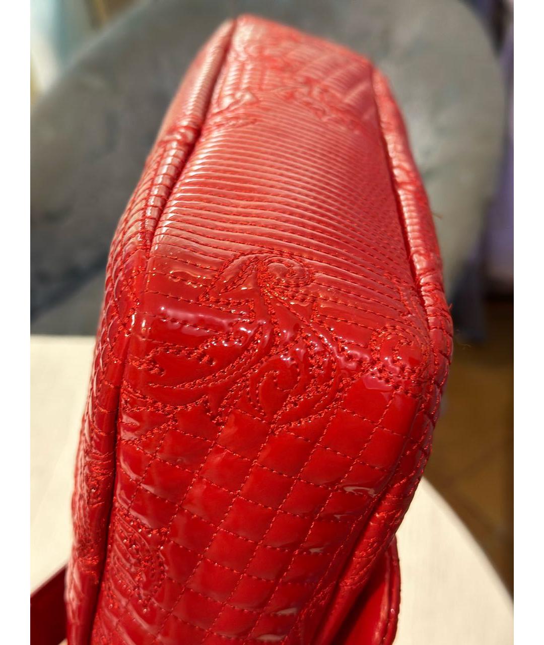 VERSACE Красная сумка с короткими ручками из лакированной кожи, фото 7