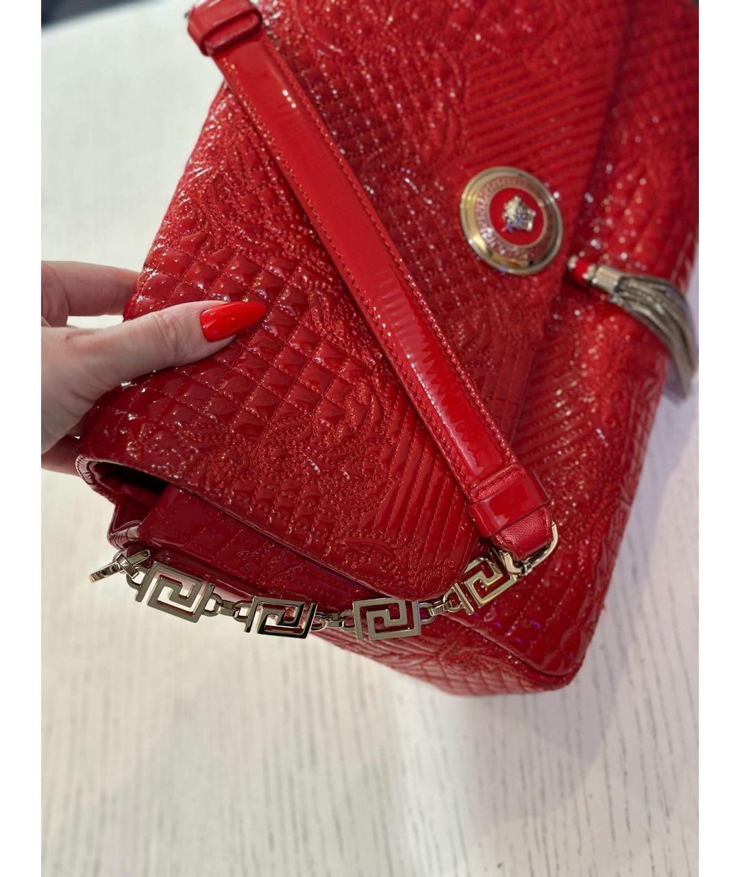 VERSACE Красная сумка с короткими ручками из лакированной кожи, фото 2