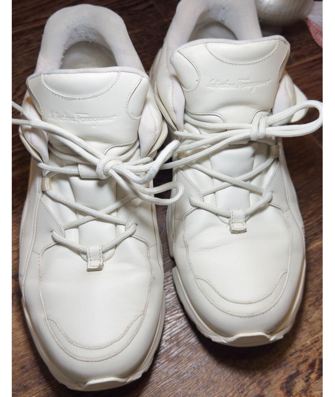 SALVATORE FERRAGAMO Белые кожаные низкие кроссовки / кеды, фото 2