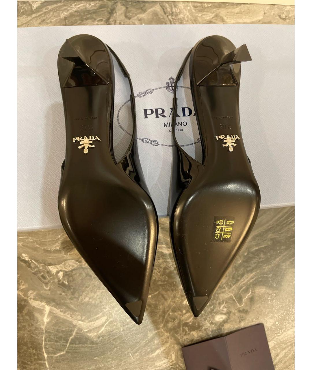 PRADA Черные лодочки на низком каблуке из лакированной кожи, фото 5