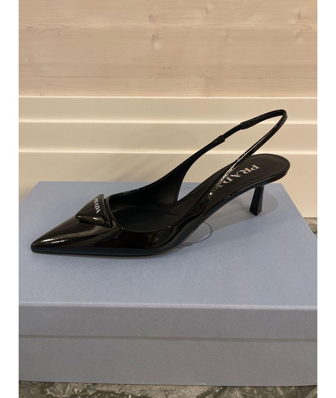 PRADA Черные лодочки на низком каблуке из лакированной кожи, фото 8